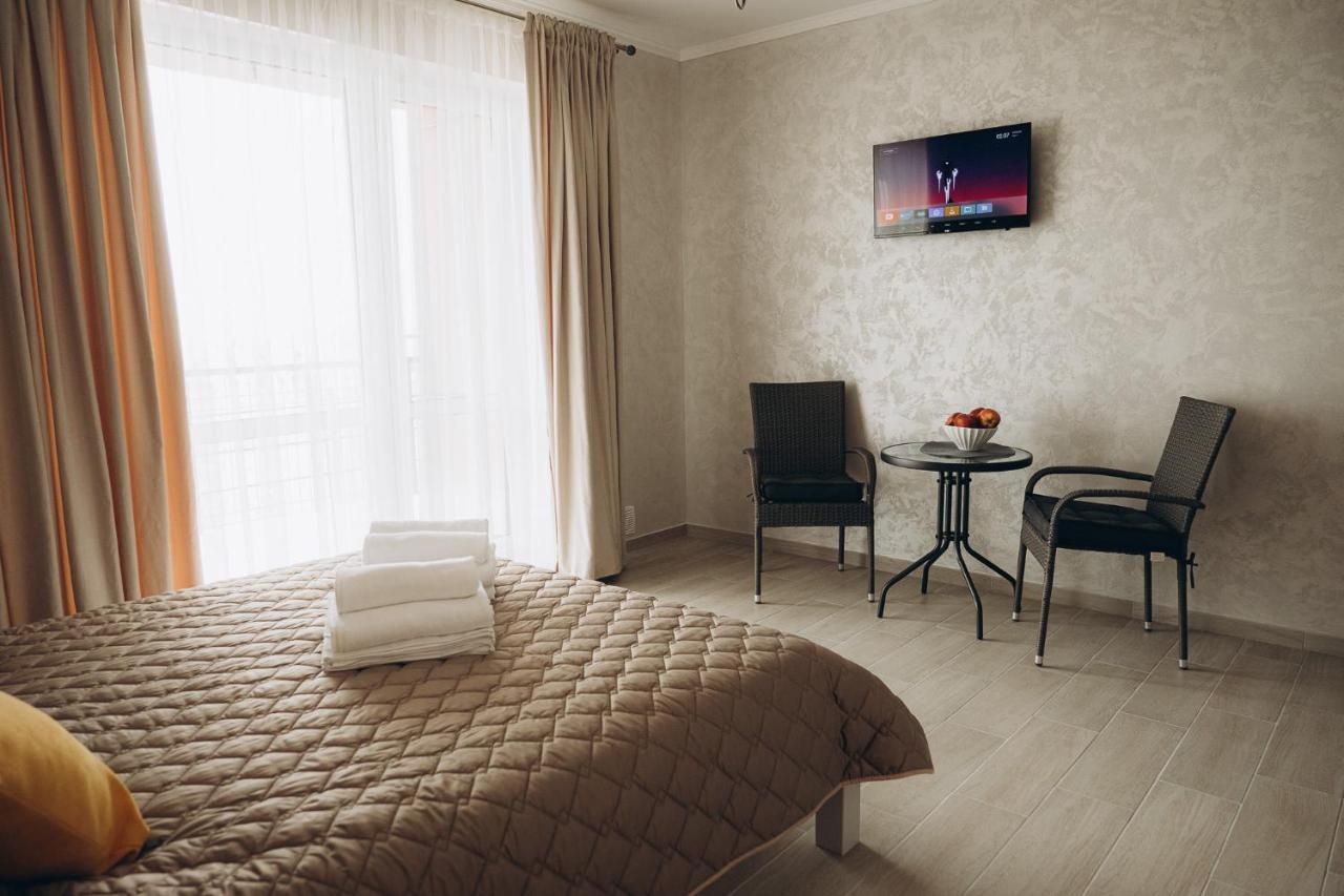 Три Слона Otel Zatoka Dış mekan fotoğraf