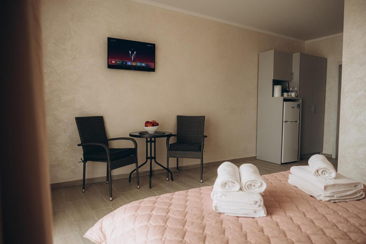 Три Слона Otel Zatoka Dış mekan fotoğraf