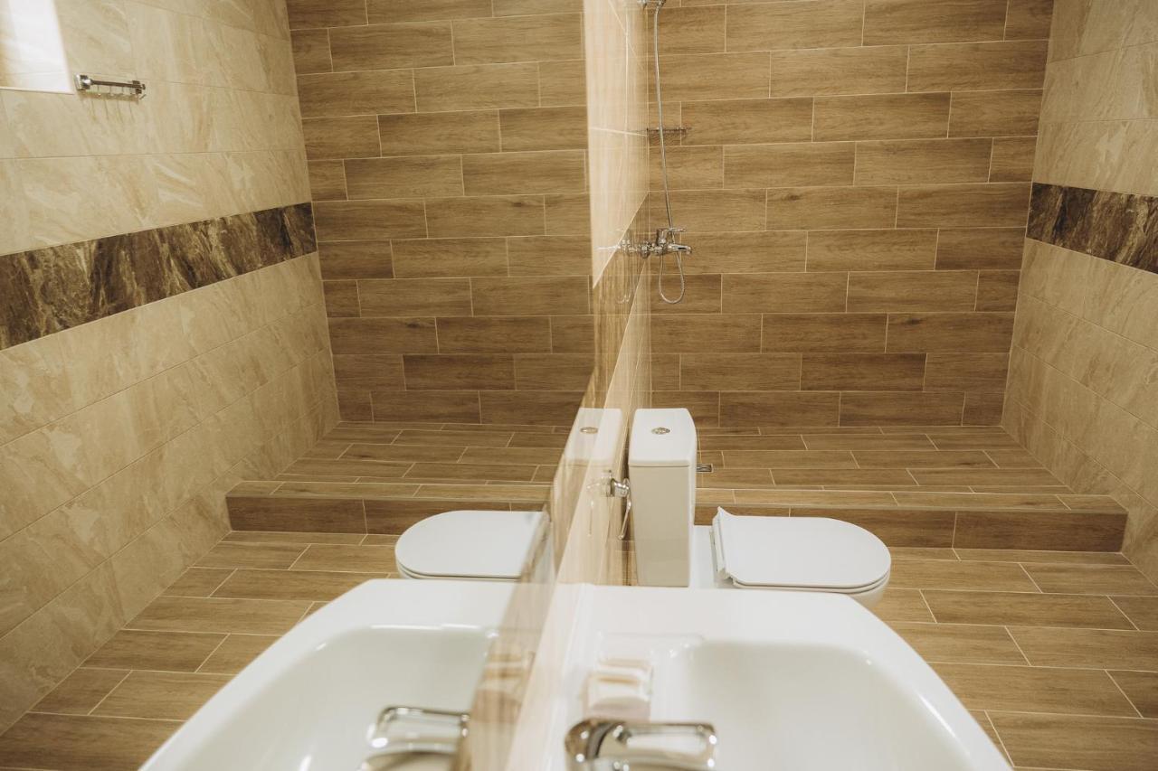 Три Слона Otel Zatoka Dış mekan fotoğraf