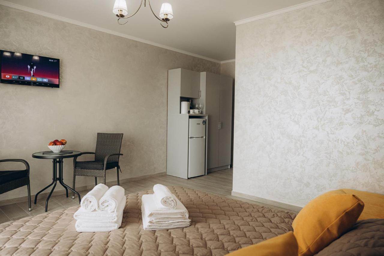 Три Слона Otel Zatoka Dış mekan fotoğraf