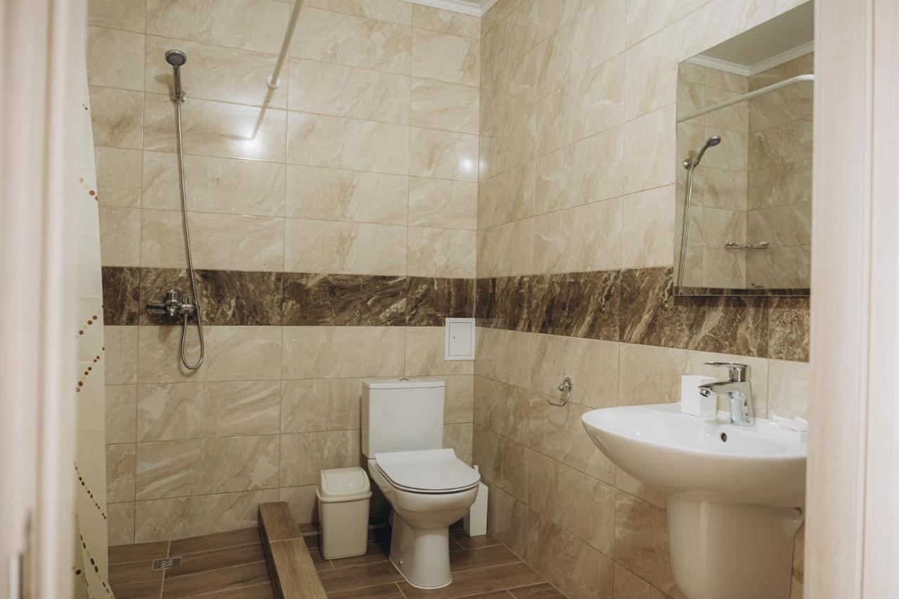 Три Слона Otel Zatoka Dış mekan fotoğraf