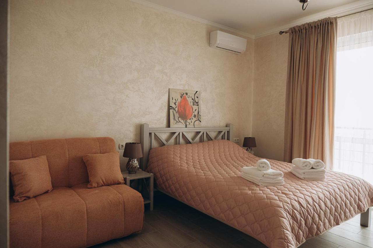 Три Слона Otel Zatoka Dış mekan fotoğraf