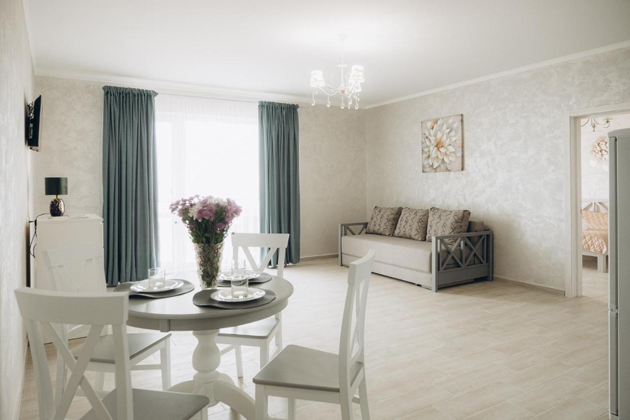 Три Слона Otel Zatoka Dış mekan fotoğraf