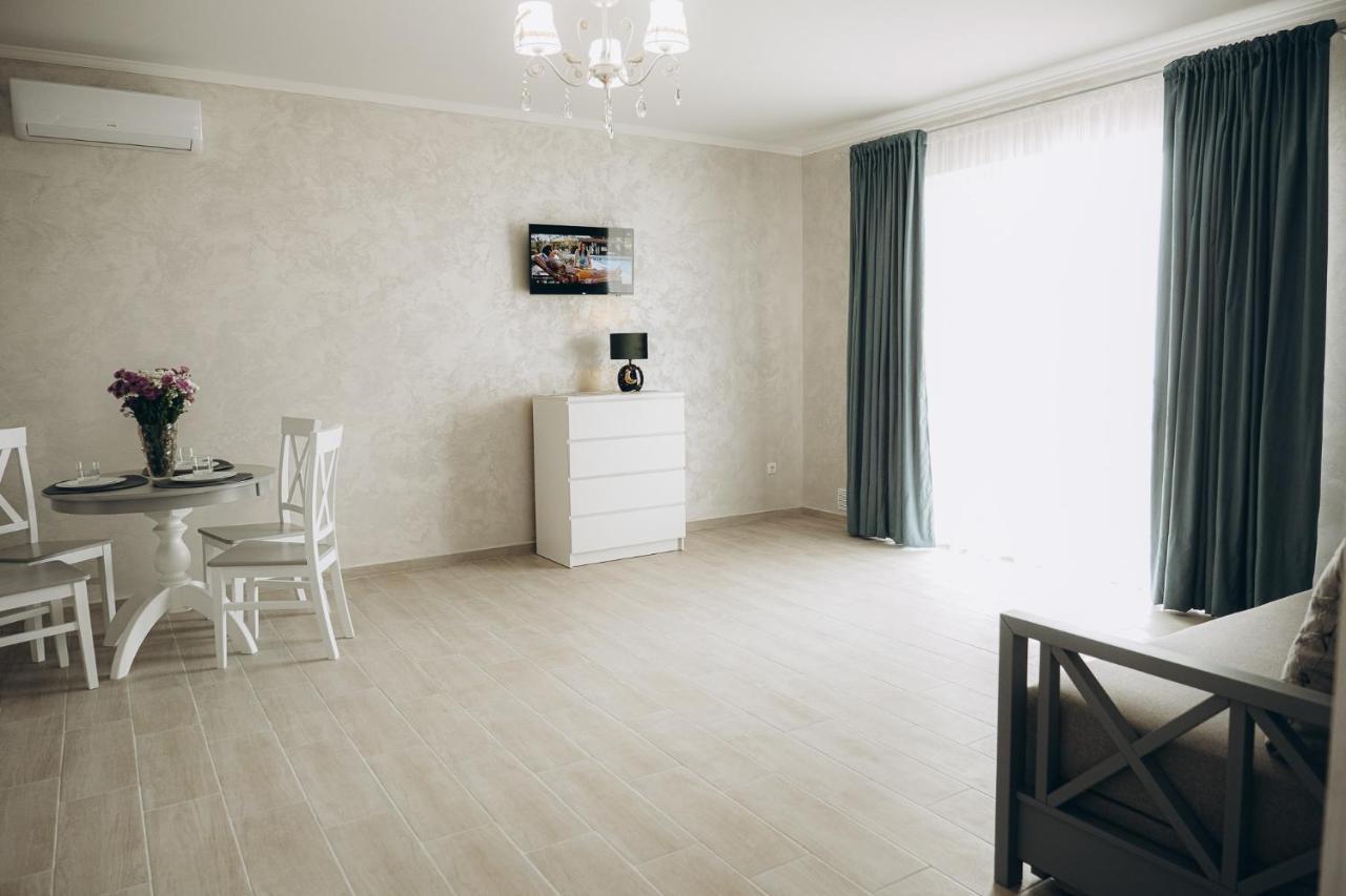 Три Слона Otel Zatoka Dış mekan fotoğraf