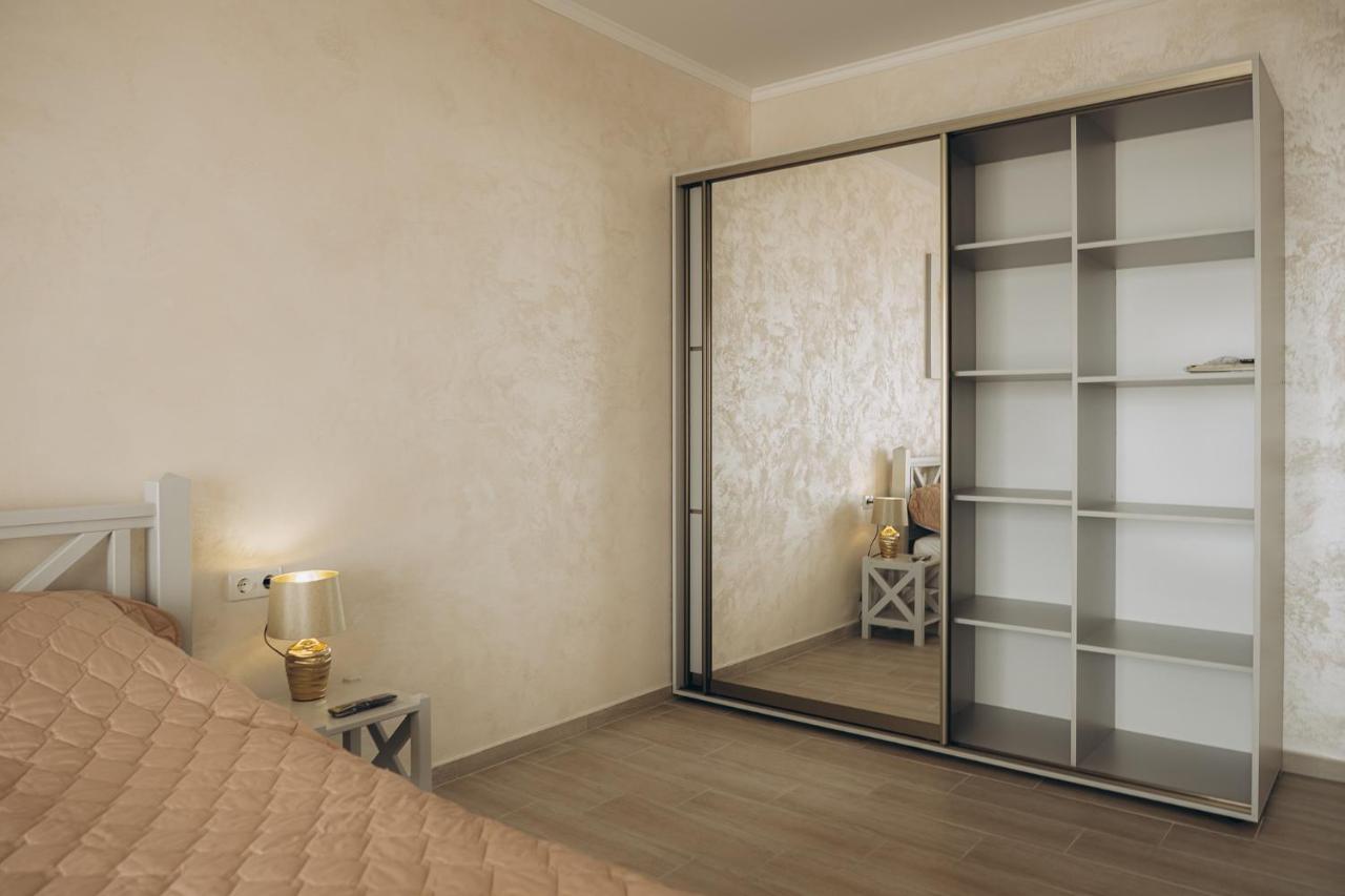 Три Слона Otel Zatoka Dış mekan fotoğraf