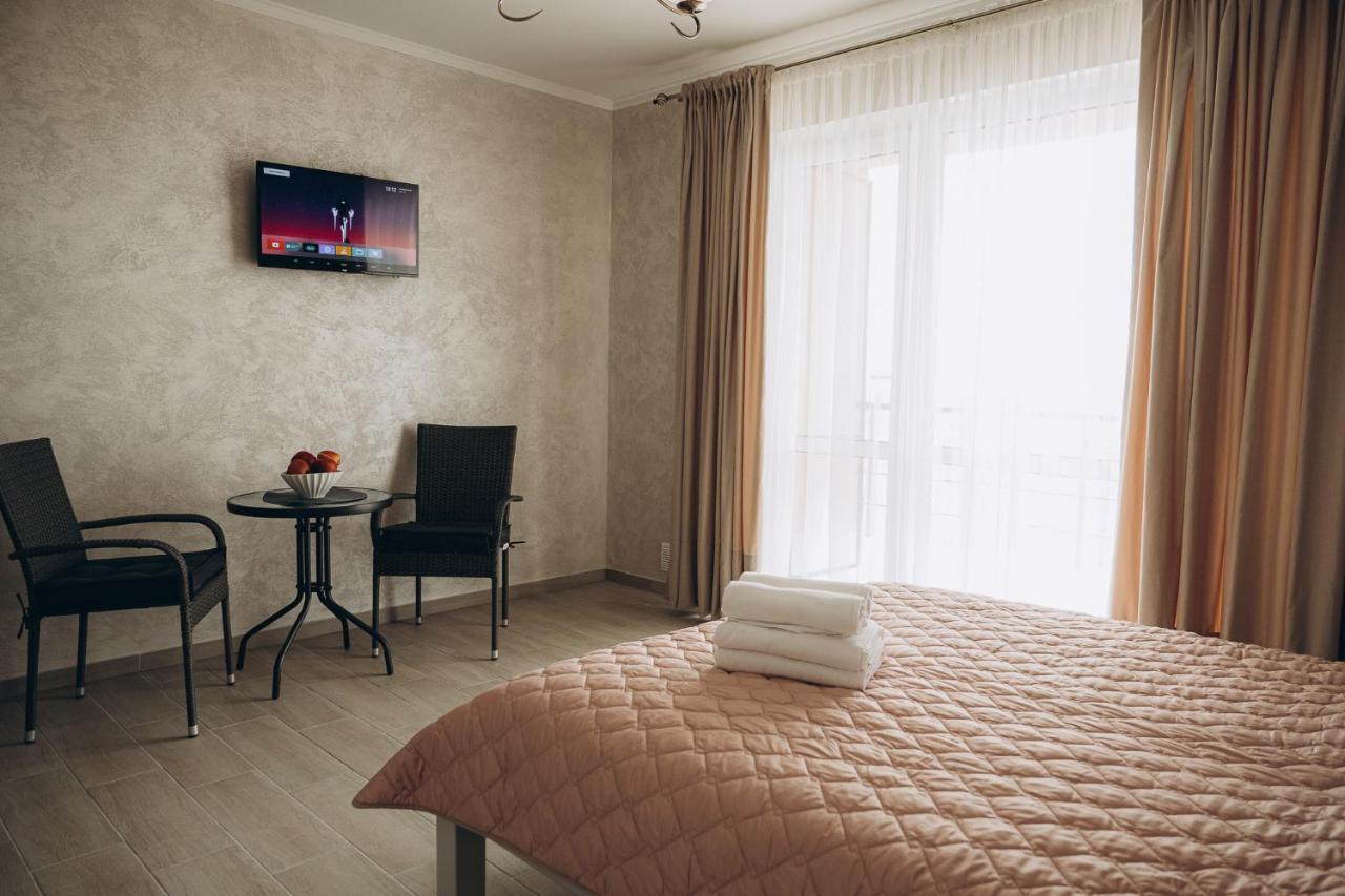 Три Слона Otel Zatoka Dış mekan fotoğraf