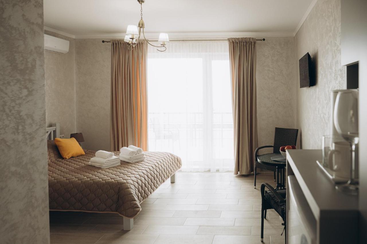 Три Слона Otel Zatoka Dış mekan fotoğraf