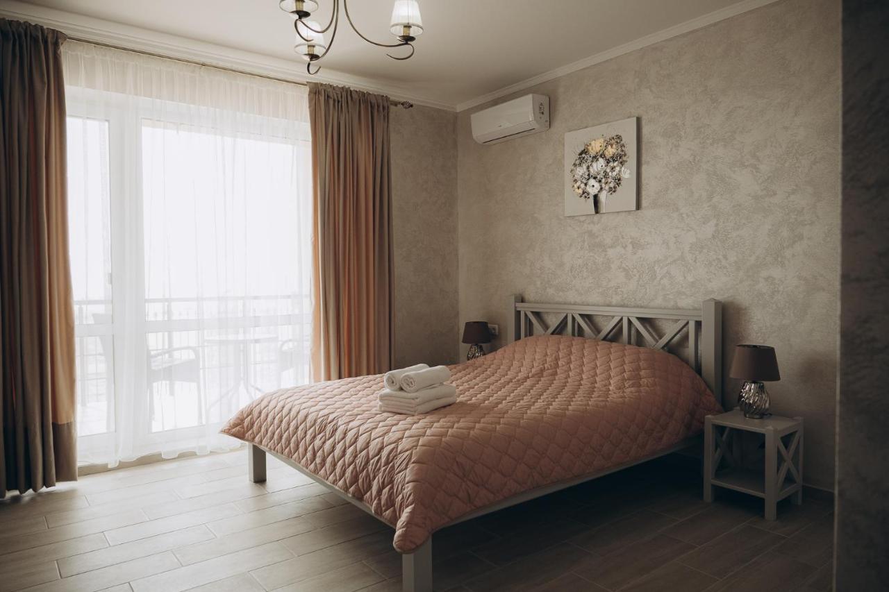 Три Слона Otel Zatoka Dış mekan fotoğraf