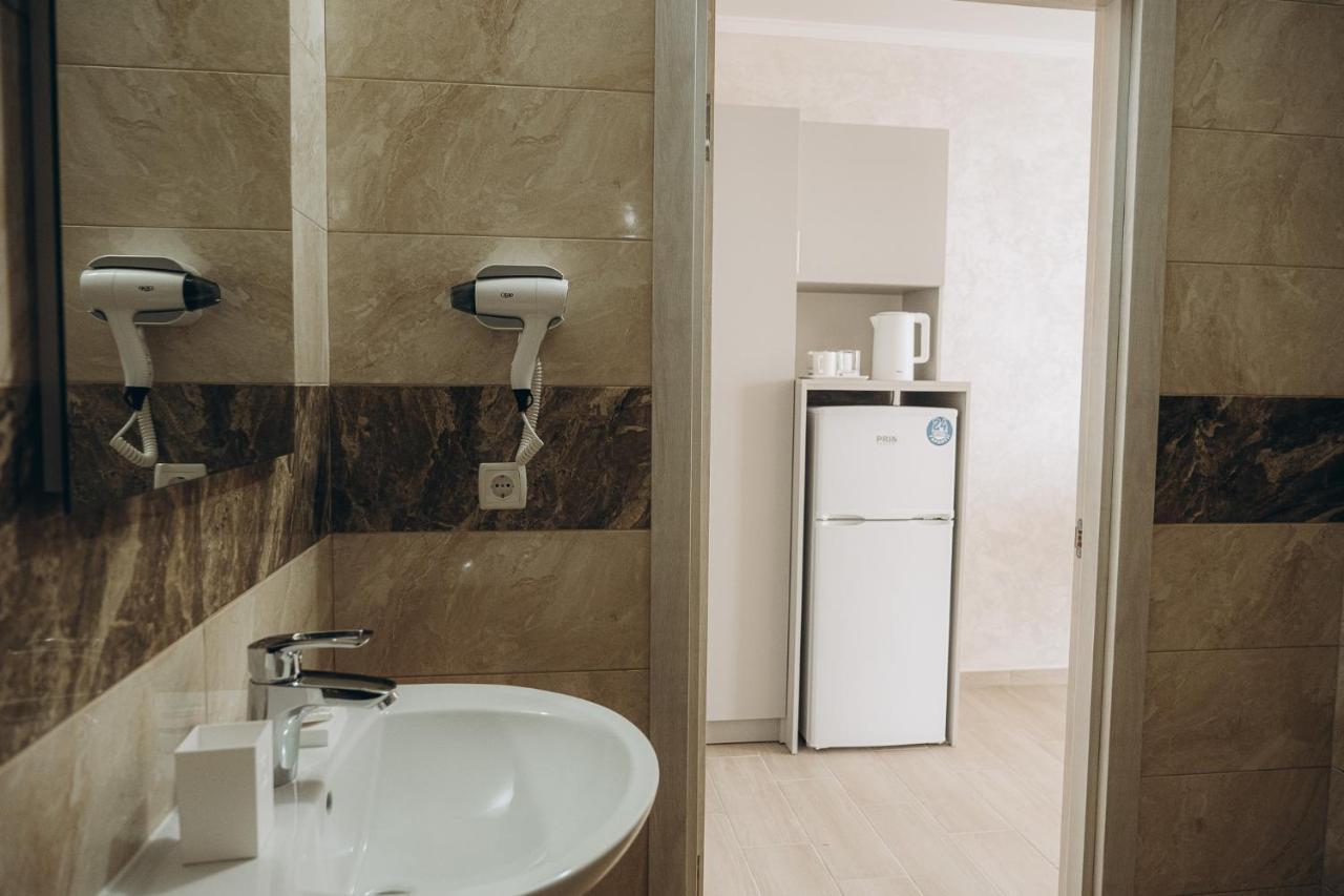 Три Слона Otel Zatoka Dış mekan fotoğraf
