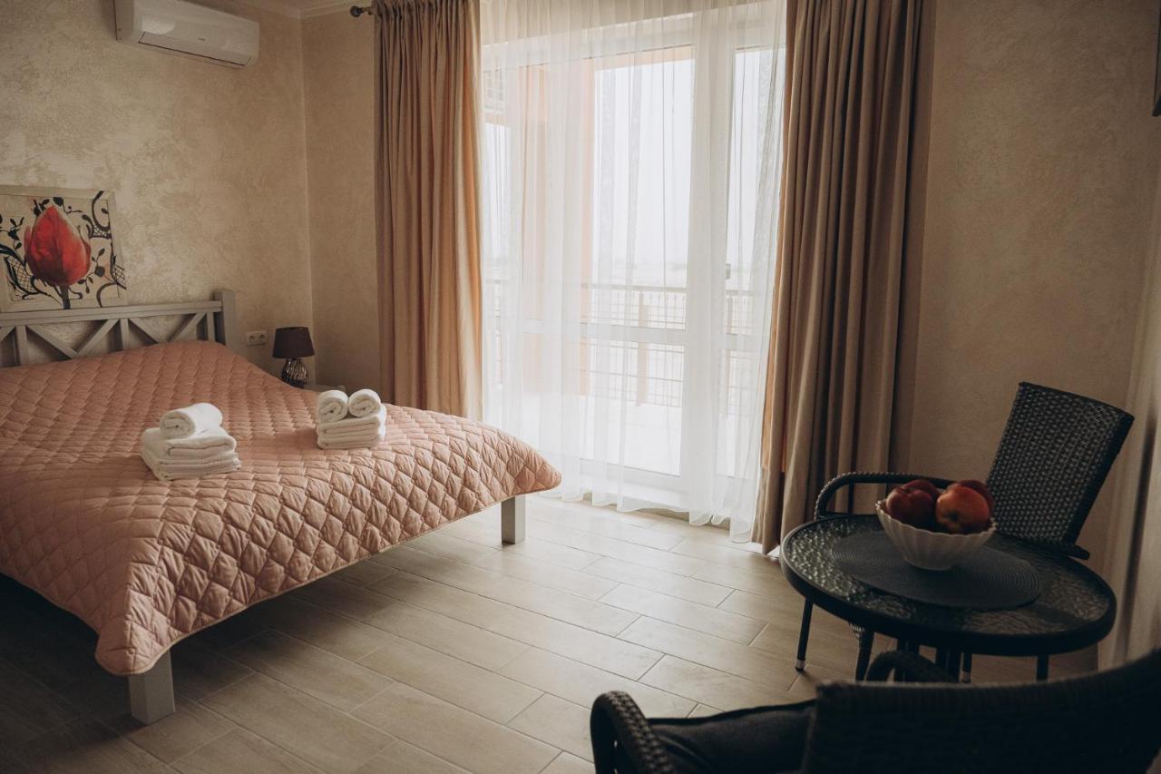 Три Слона Otel Zatoka Dış mekan fotoğraf