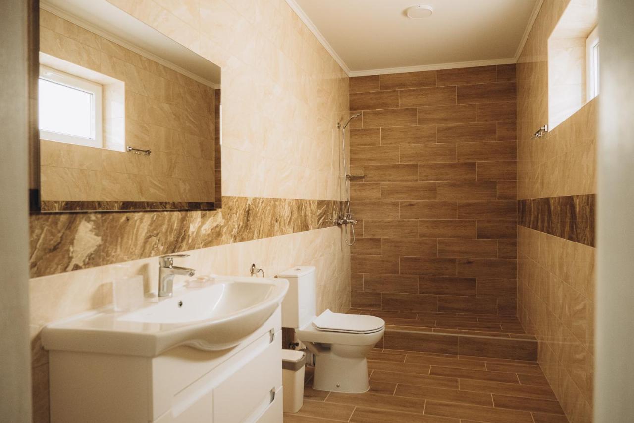 Три Слона Otel Zatoka Dış mekan fotoğraf