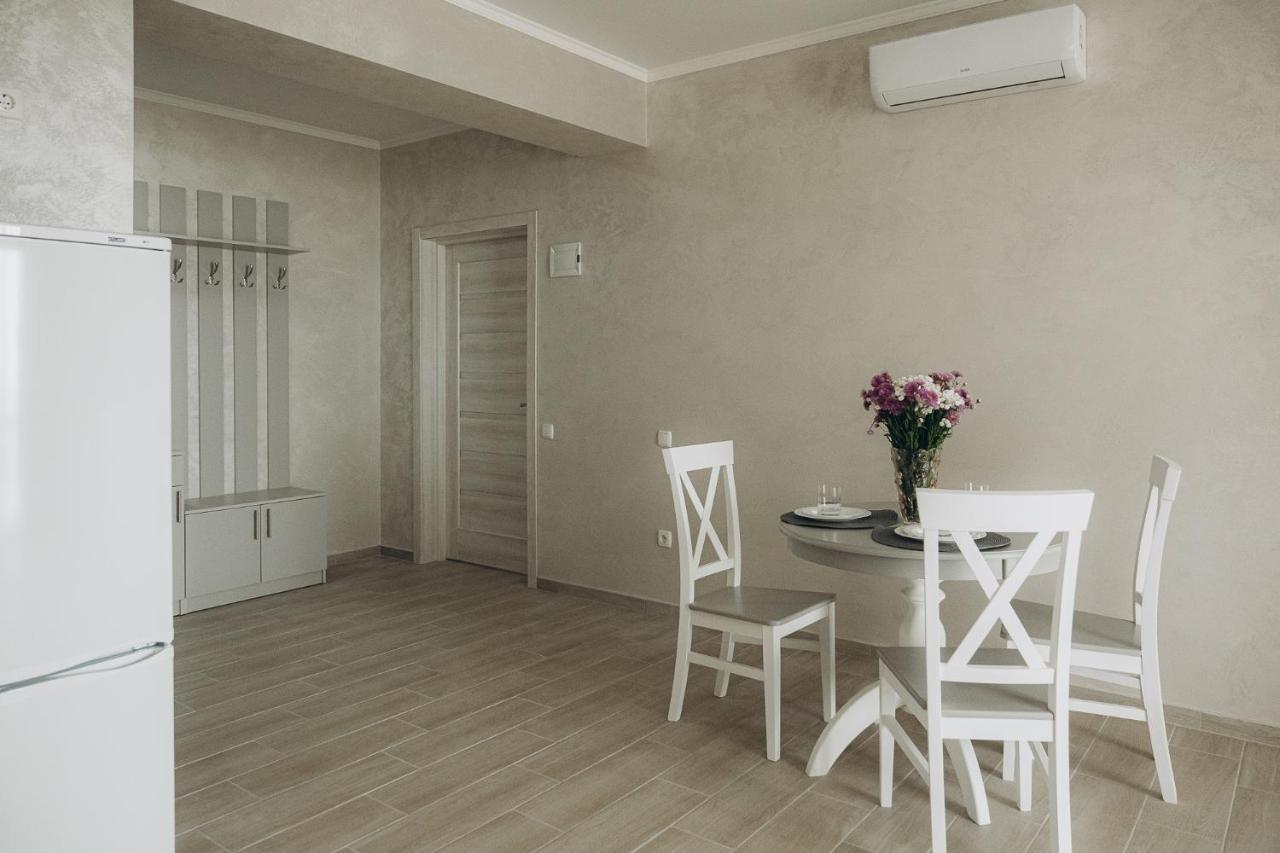 Три Слона Otel Zatoka Dış mekan fotoğraf