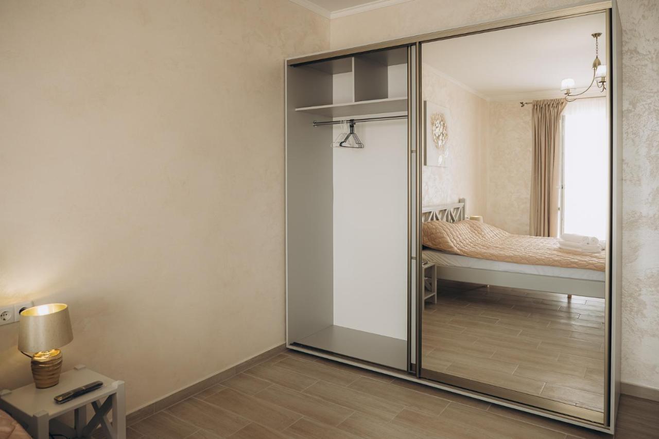 Три Слона Otel Zatoka Dış mekan fotoğraf