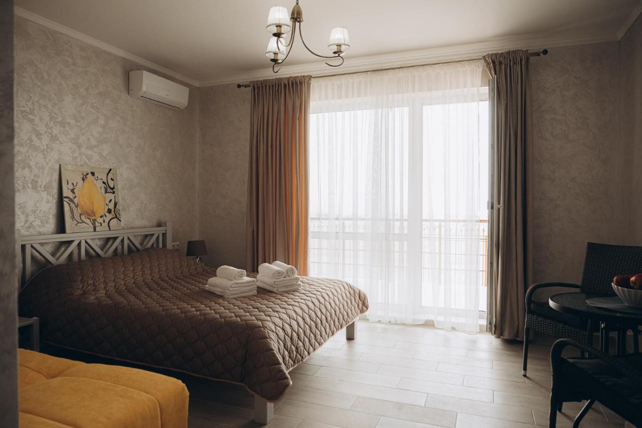 Три Слона Otel Zatoka Dış mekan fotoğraf