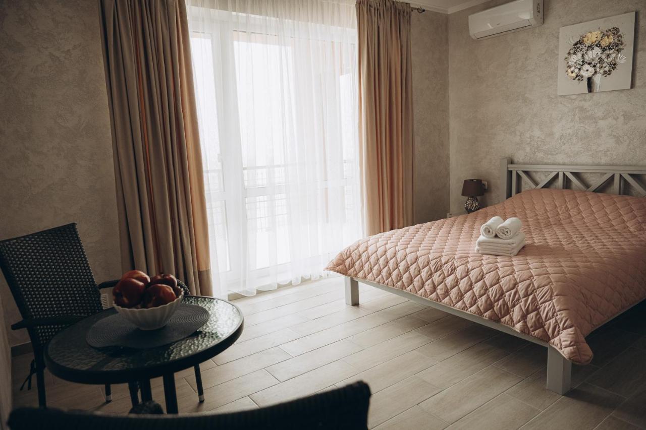 Три Слона Otel Zatoka Dış mekan fotoğraf