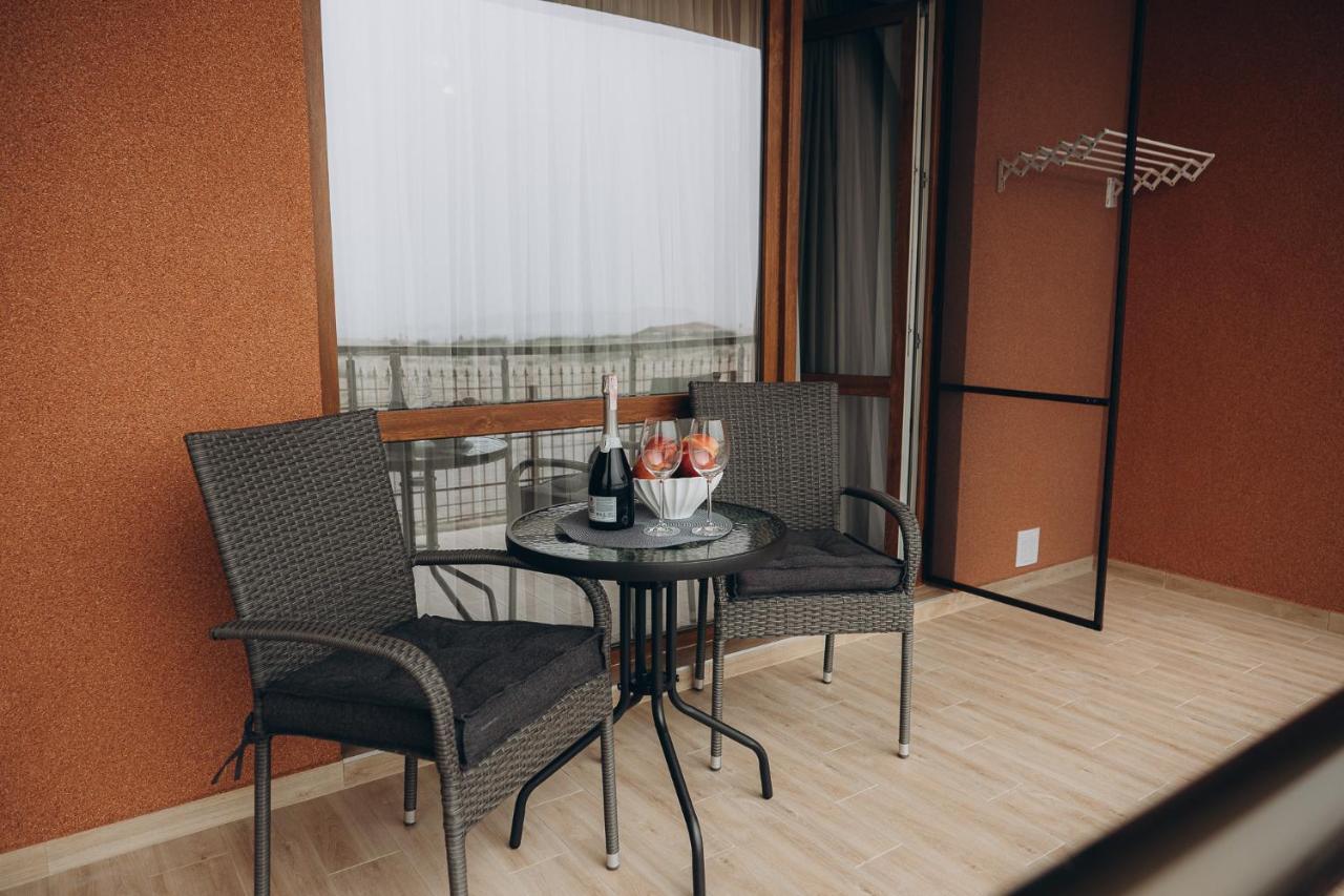 Три Слона Otel Zatoka Dış mekan fotoğraf