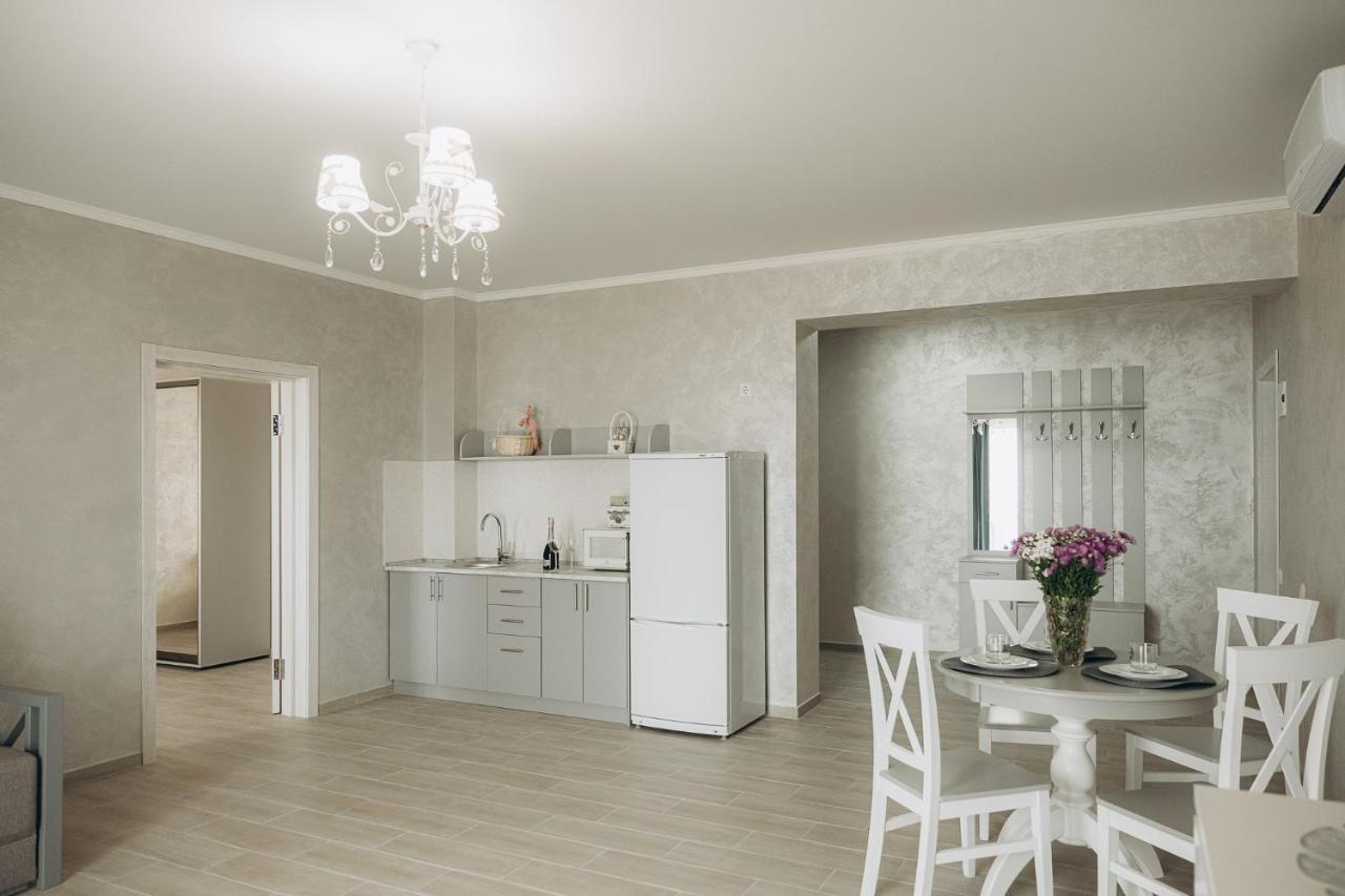Три Слона Otel Zatoka Dış mekan fotoğraf