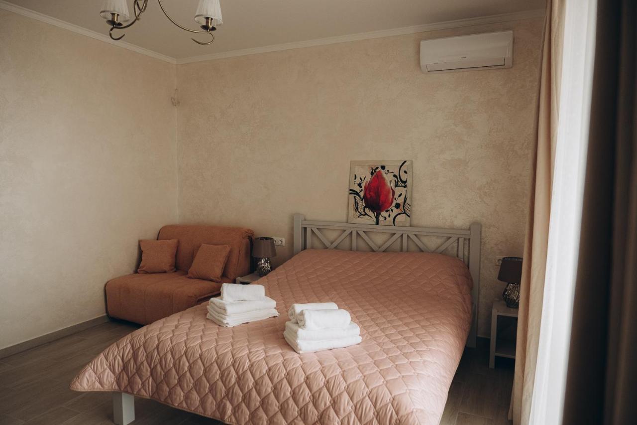 Три Слона Otel Zatoka Dış mekan fotoğraf