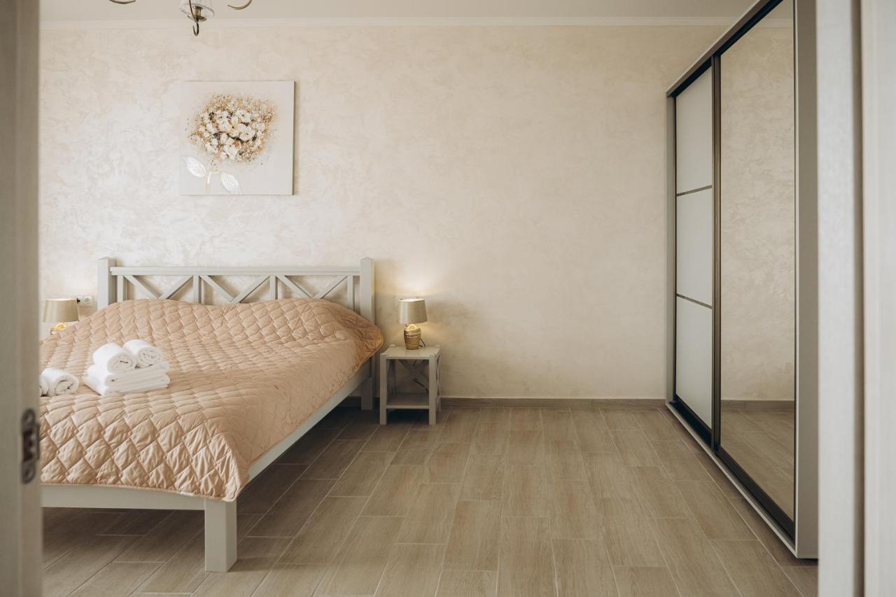 Три Слона Otel Zatoka Dış mekan fotoğraf