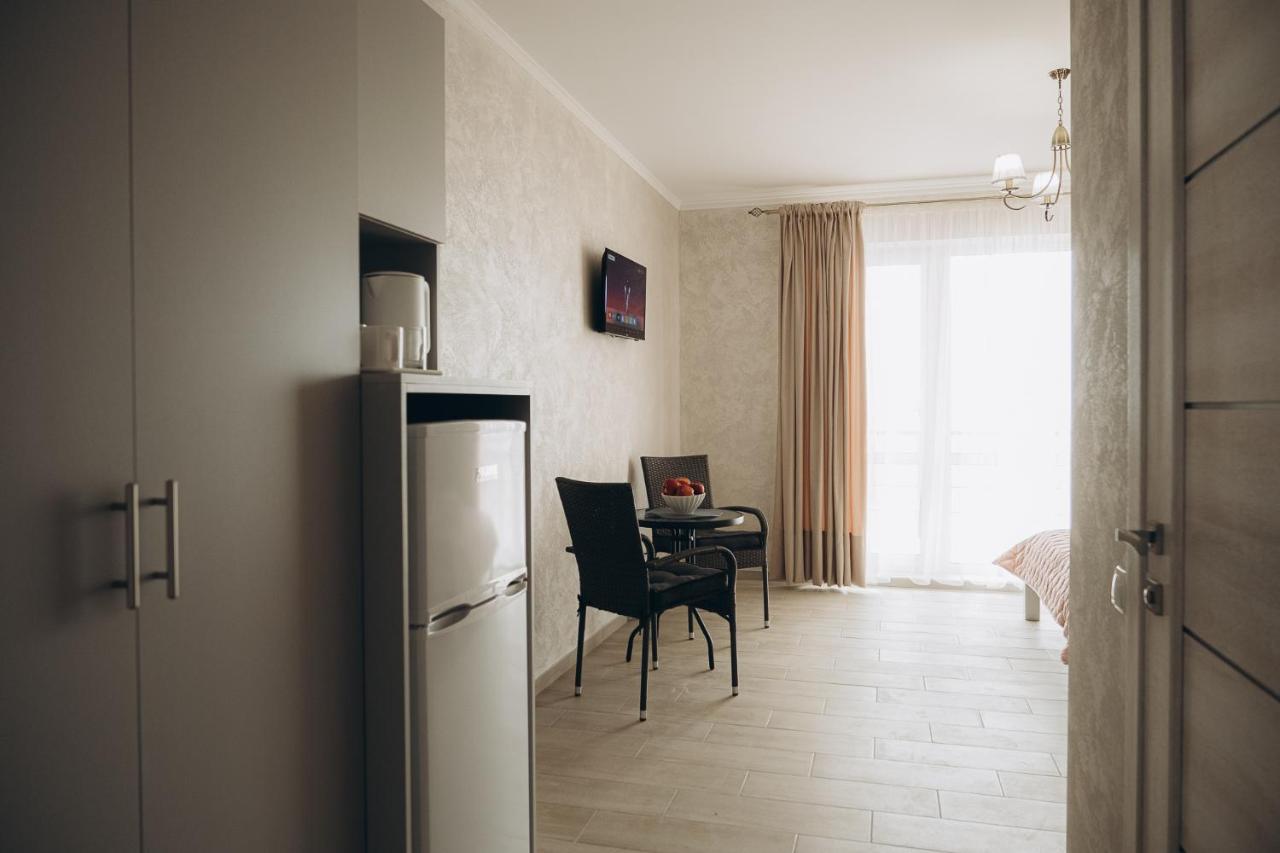 Три Слона Otel Zatoka Dış mekan fotoğraf