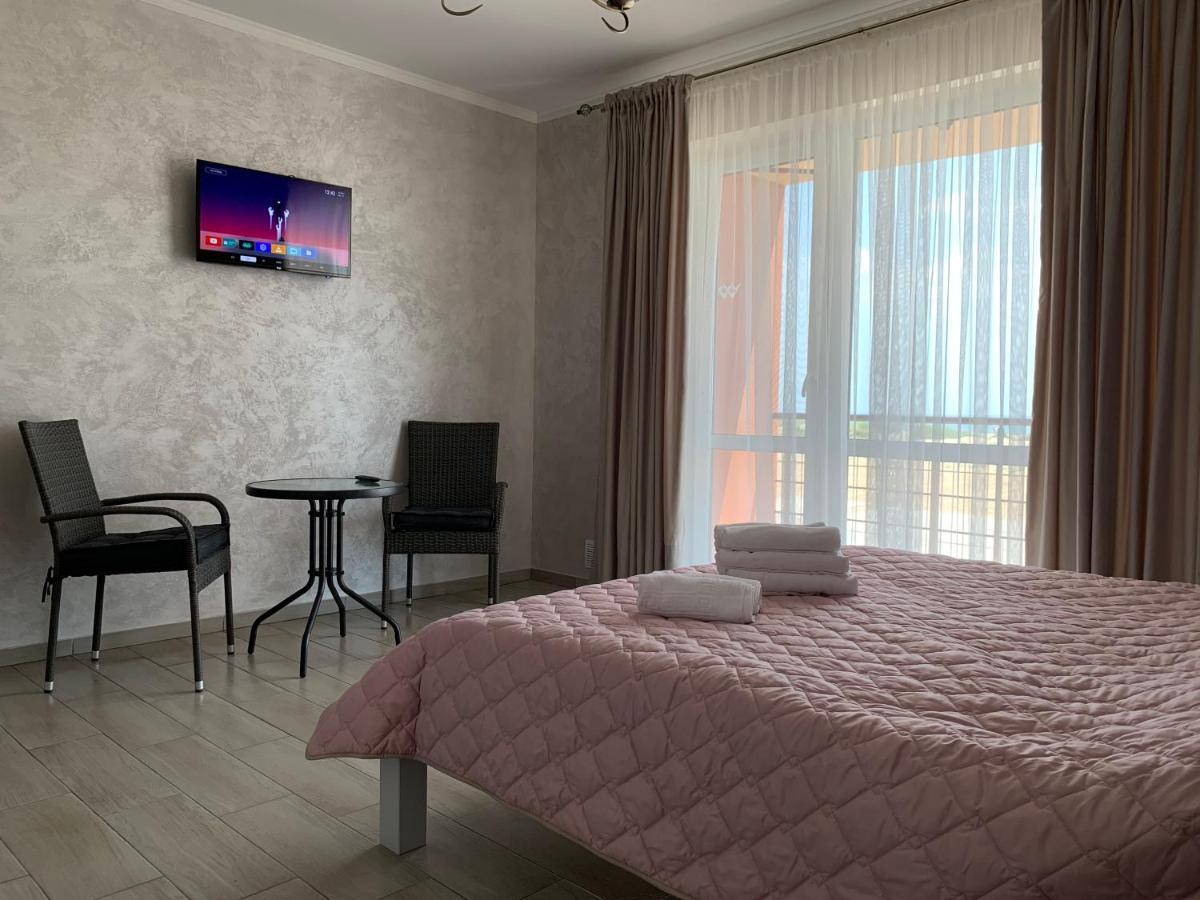 Три Слона Otel Zatoka Dış mekan fotoğraf