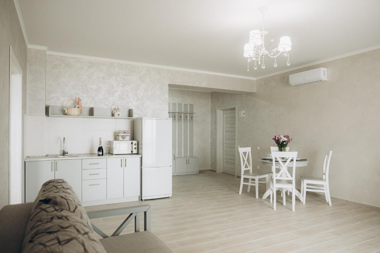 Три Слона Otel Zatoka Dış mekan fotoğraf