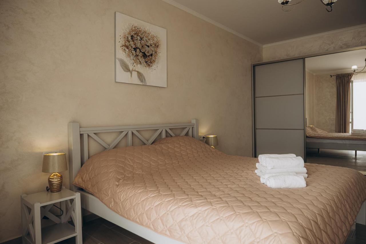 Три Слона Otel Zatoka Dış mekan fotoğraf