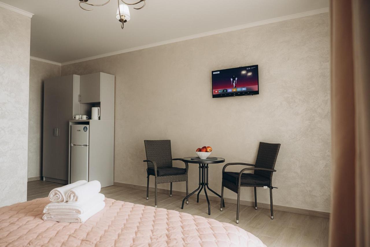 Три Слона Otel Zatoka Dış mekan fotoğraf