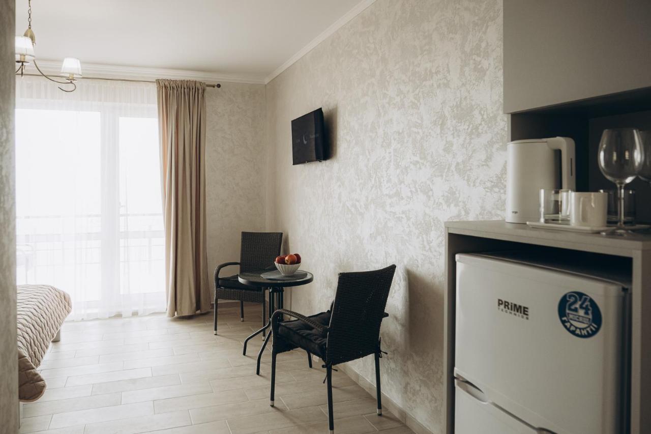 Три Слона Otel Zatoka Dış mekan fotoğraf