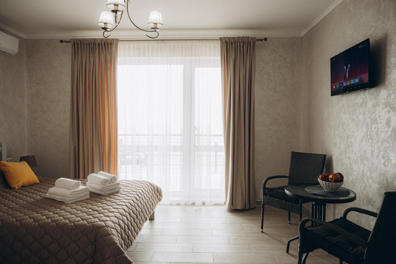 Три Слона Otel Zatoka Dış mekan fotoğraf