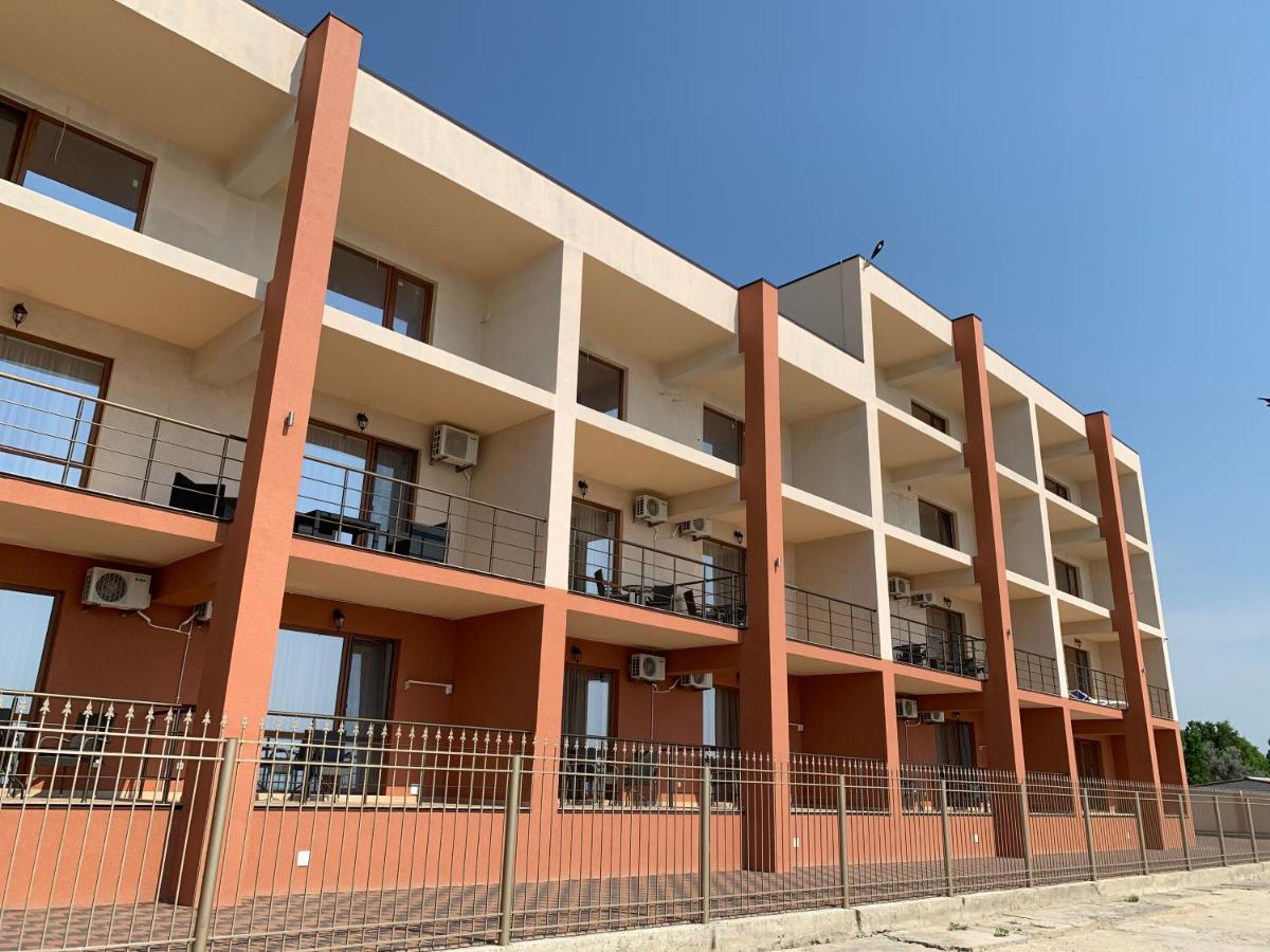 Три Слона Otel Zatoka Dış mekan fotoğraf