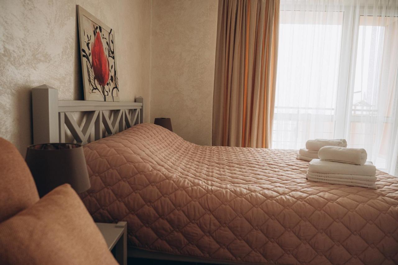 Три Слона Otel Zatoka Dış mekan fotoğraf