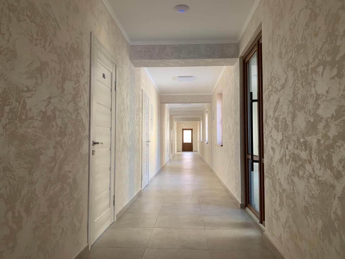 Три Слона Otel Zatoka Dış mekan fotoğraf