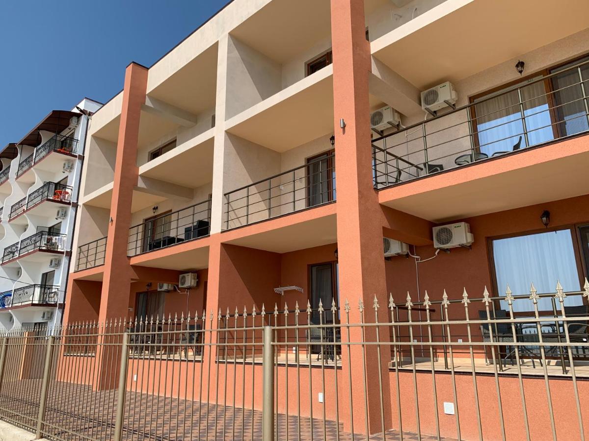 Три Слона Otel Zatoka Dış mekan fotoğraf