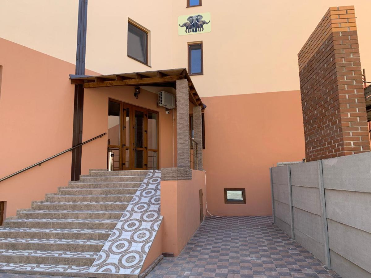 Три Слона Otel Zatoka Dış mekan fotoğraf