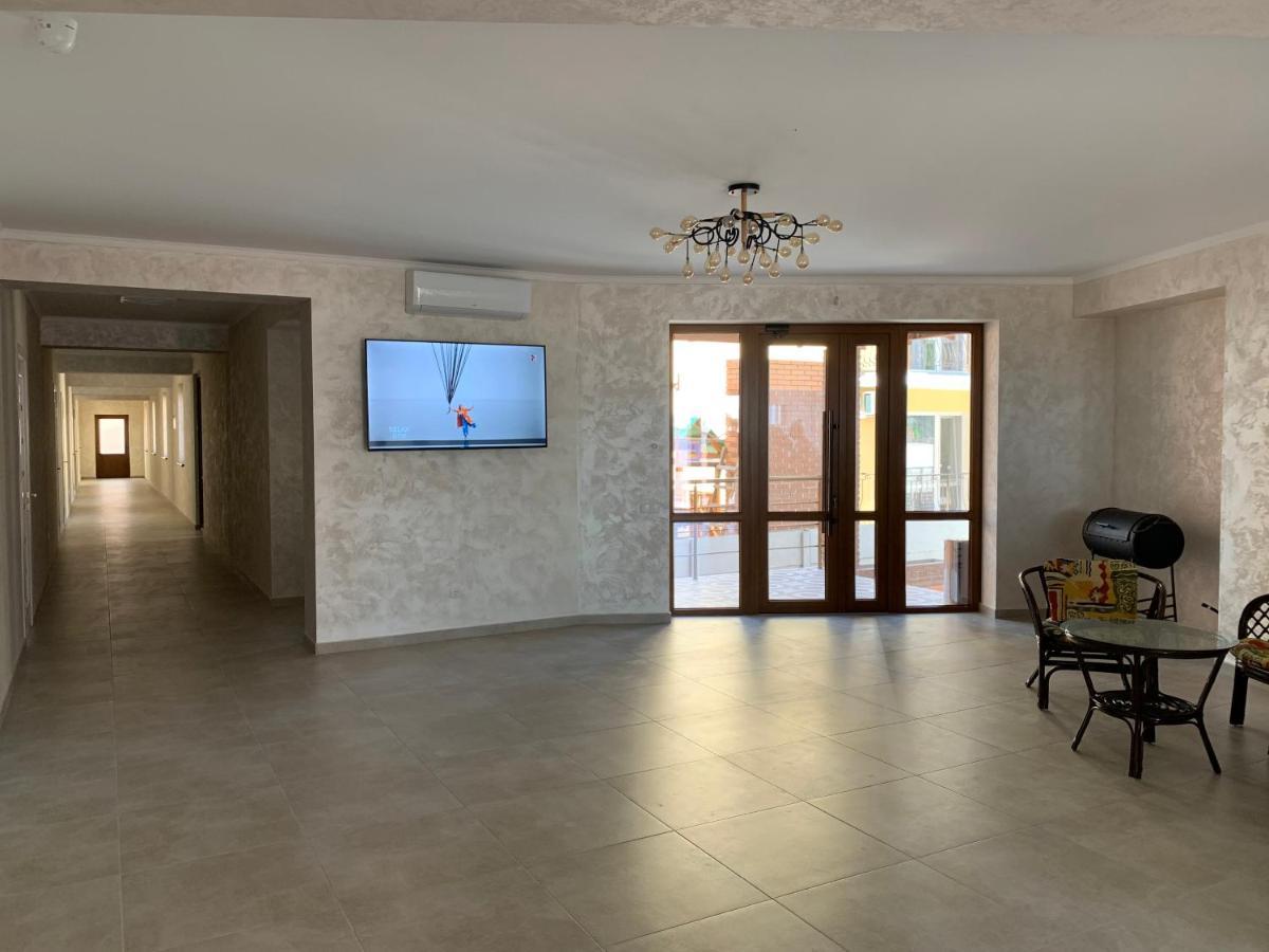 Три Слона Otel Zatoka Dış mekan fotoğraf