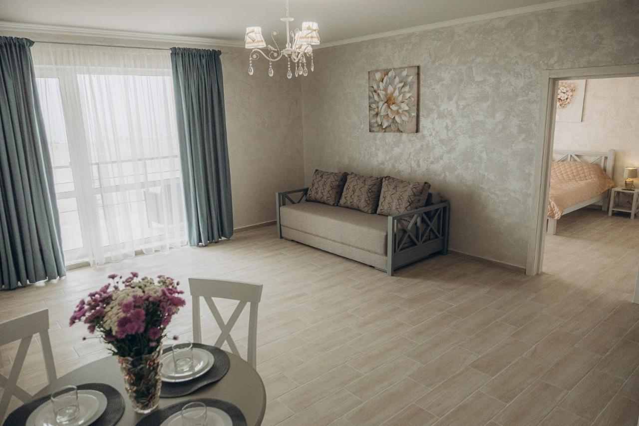Три Слона Otel Zatoka Dış mekan fotoğraf