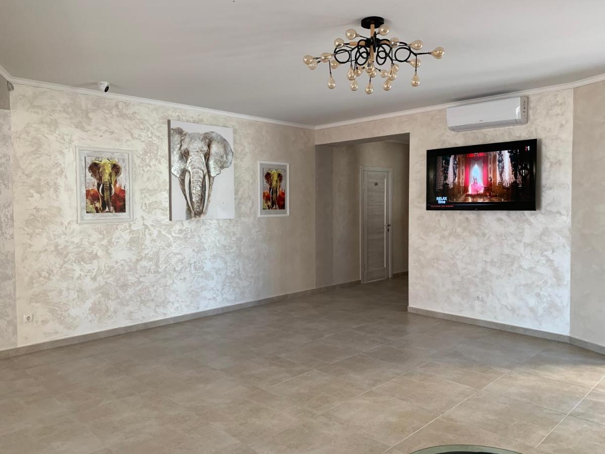 Три Слона Otel Zatoka Dış mekan fotoğraf